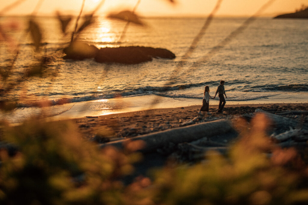 engagement session ideas by the ocean in seattle